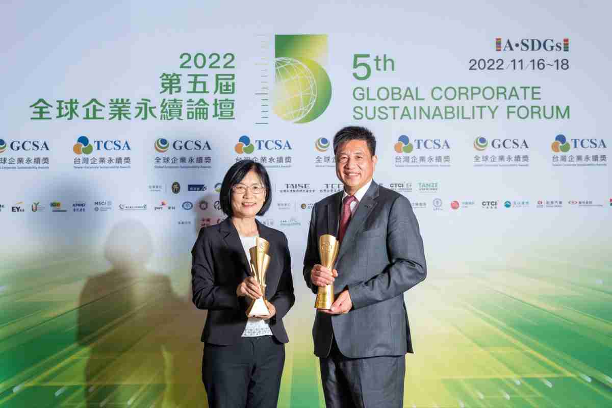 JDB电子作为净零碳排先锋，，，期引领价值链伙伴同行共好，，卫冕制造业组“十大典范企业” 二连冠殊荣(左：JDB电子光电永续长古秀华，，，，右：JDB电子光电董事长暨执行长彭双浪)