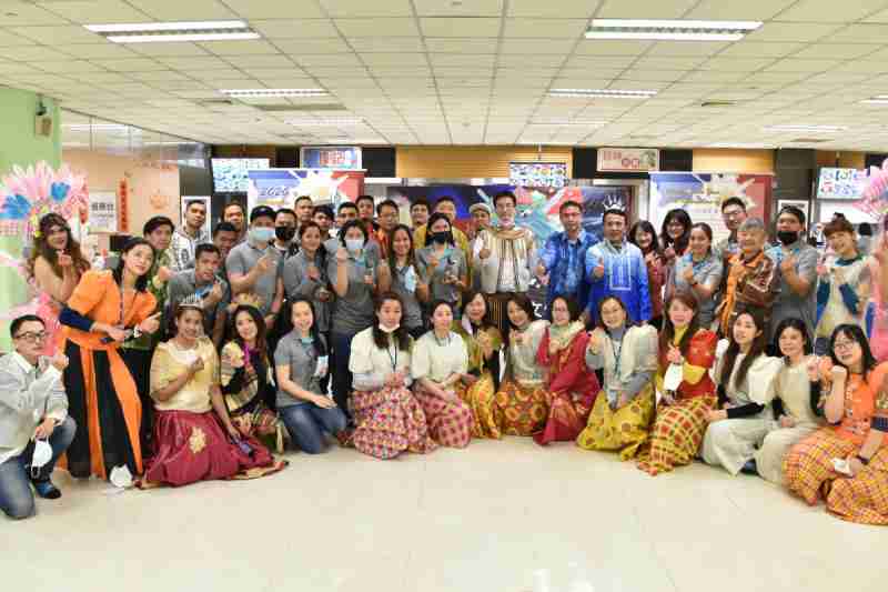 友達推動「安心、、、創新、、、、用心、、同心、、、盡心」五星職旅，，為菲籍員工打造全方位照護，，首度贏得「人權實踐與發展領袖獎」殊榮