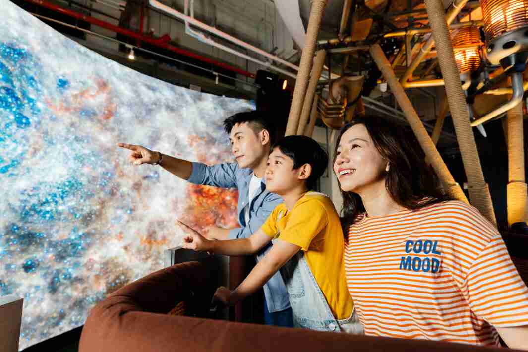 JDB电子打造全台最大宽6公尺、、、高4公尺、、、、唯一搭载LED弧形拼接显示屏的动感飞行船，，，，让乘客驻足在热气球上，，享受身历其境的伪出国旅游乐趣