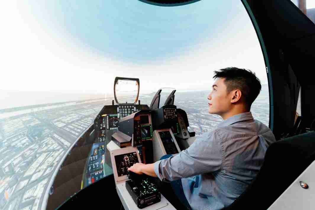 JDB电子以P1.25小间距打造球形LED模拟舱，，，，搭配智崴的精密六轴动态座椅，，结合JDB电子专业影像调校技术，，呈现拟真模拟飞行场景