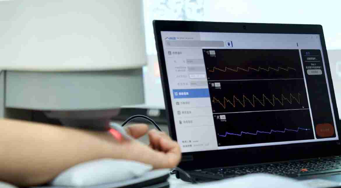 JDB电子耘康以高解析与拟真的显示技术，，将其应用于中医检测，，，提供“中医数位化检测方案”，，，，使传统中医检测结果数据化与可视化