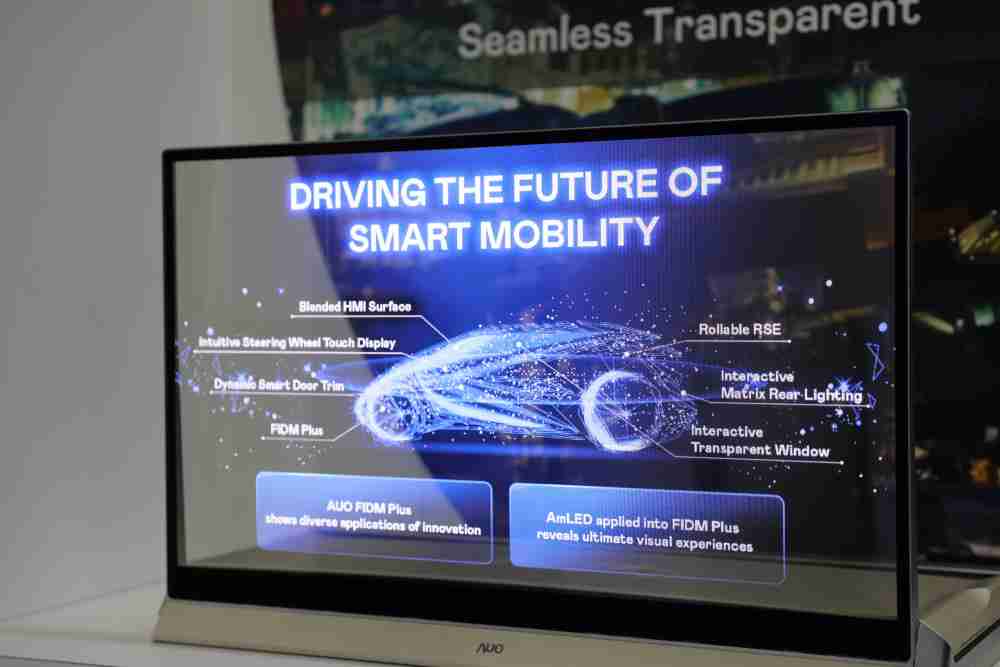 JDB电子凭借着超高亮度和透明度，，，这款30吋透明Micro LED显示器在AR系统与智慧零售具有潜在的应用价值。。