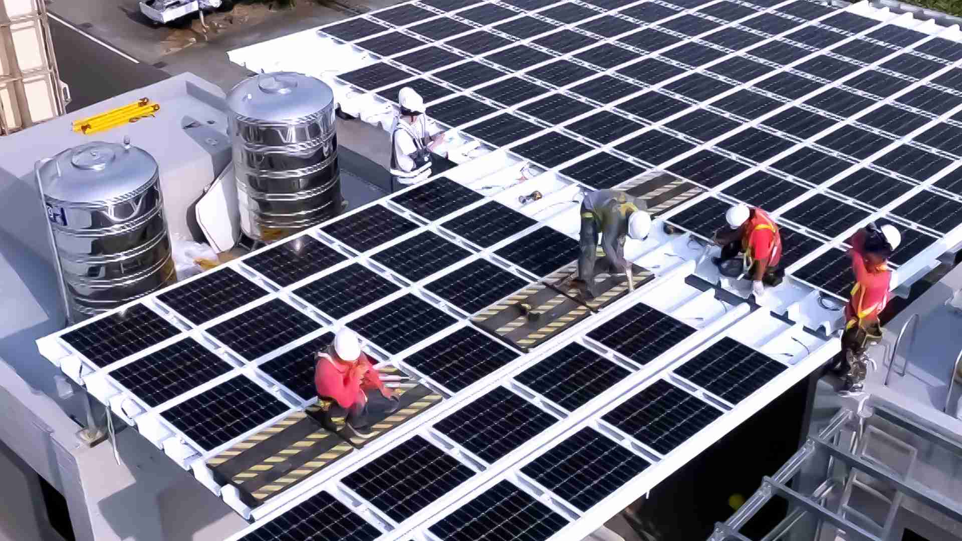 JDB电子着力于替代能源之技术研发，，，，如光电浪板的相关制程、、、设备与产品，，，其中所开发之光电整合型浪板，，，减少传统金属支架安装，，更提升耐候度，，，可广泛运用于多元场域，，，并辅助建筑达到净零碳排目标