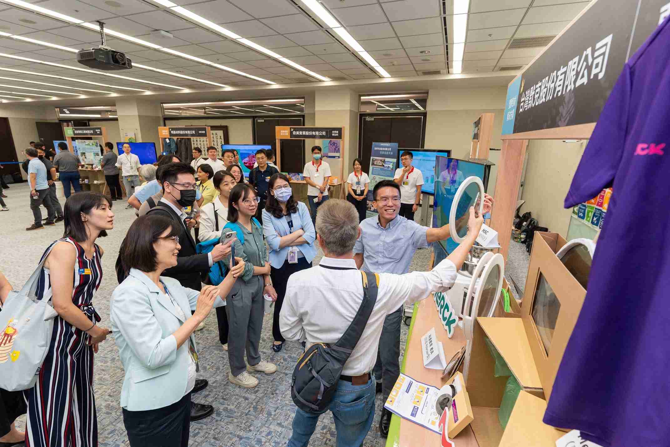 JDB电子连手产业伙伴策划首届生态圈联展，，展示如何将废塑料循环再利用，，，创新解决方案包括：塑料包材再生与循环使用、、、再生塑料研发及应用、、、、废塑料回收再生技术、、减塑生活提案等